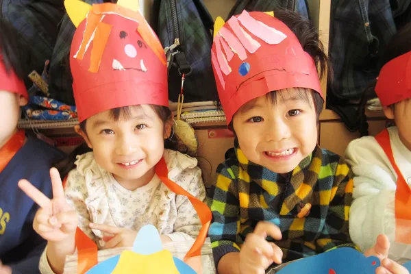 自分で作ったお面と枡を付けて豆まきをしたよ！