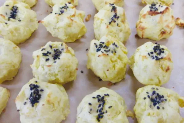 成形してゴマをのせます