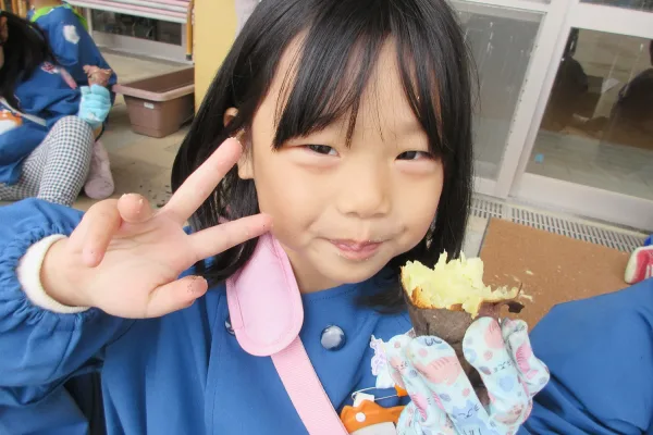 みんなで掘ったさつまいもを焼き芋にして食べました！ほくほくおいしいな♪