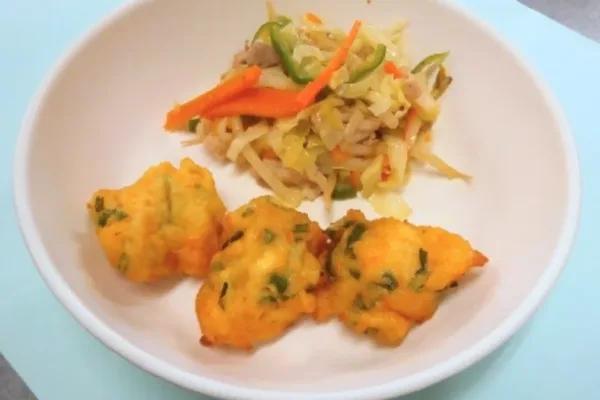 イエロー オレンジ アイソメトリック シンプル イラスト ICTブログ ヘッダー note記事見出し画像 (Webサイト)